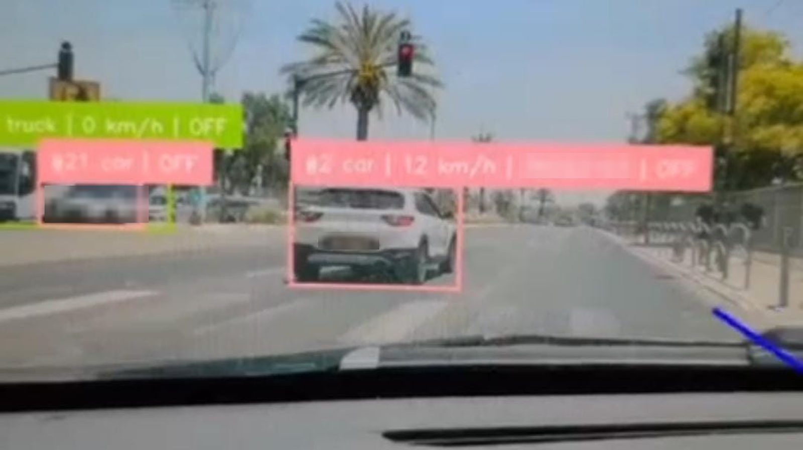 פריים מהמערכת: רמזור, רכבים, מהירויות ולוחיות רישוי מזוהים בזמן אמת
