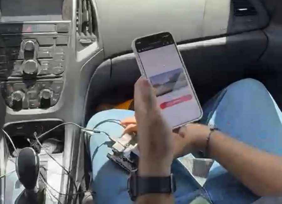 היחידה מחוברת בתוך הרכב במהלך נסיעת בדיקה